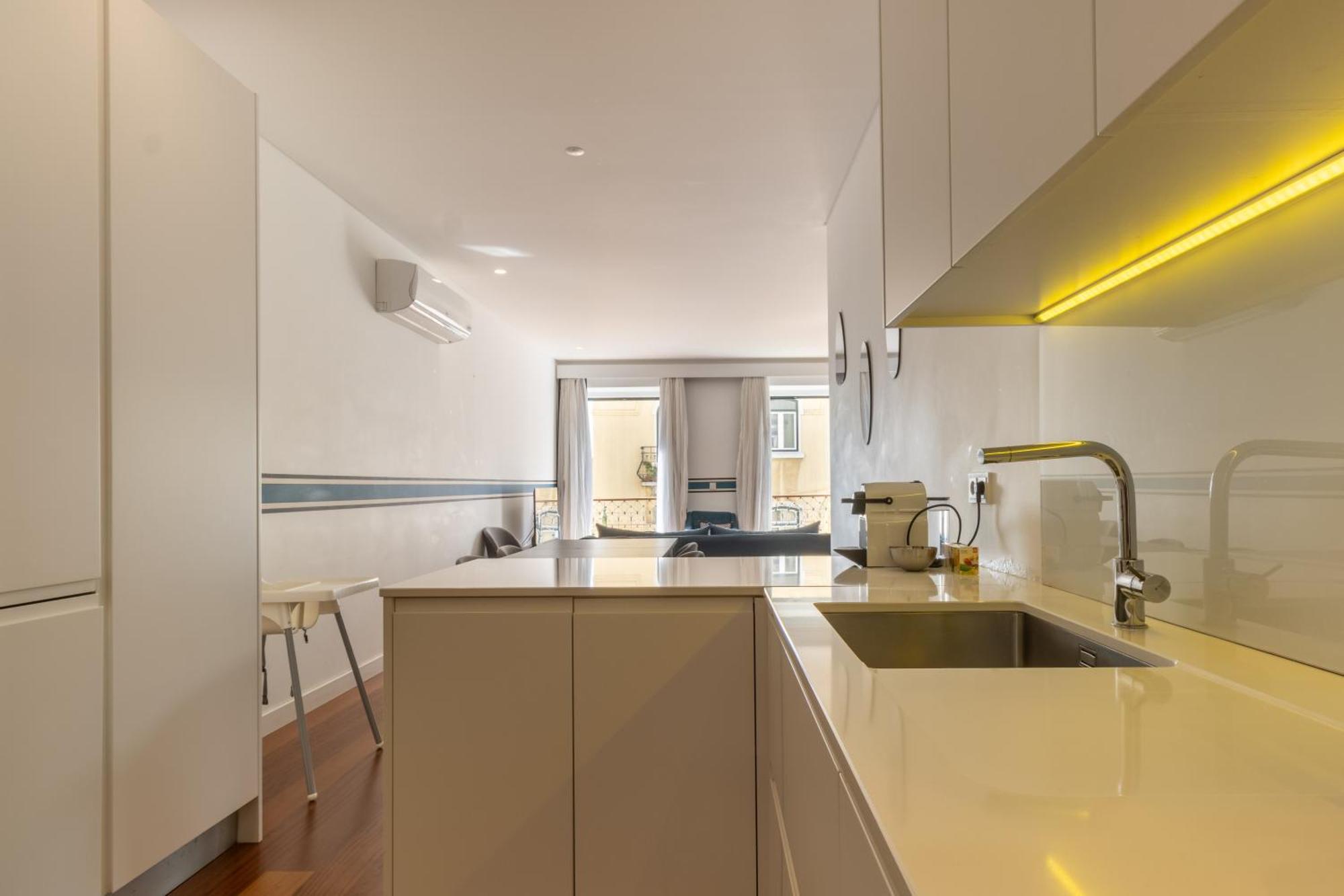 Modern 3Br, Terrace, Ac/Heating & Self Check-In Apartment Lisbon Bagian luar foto