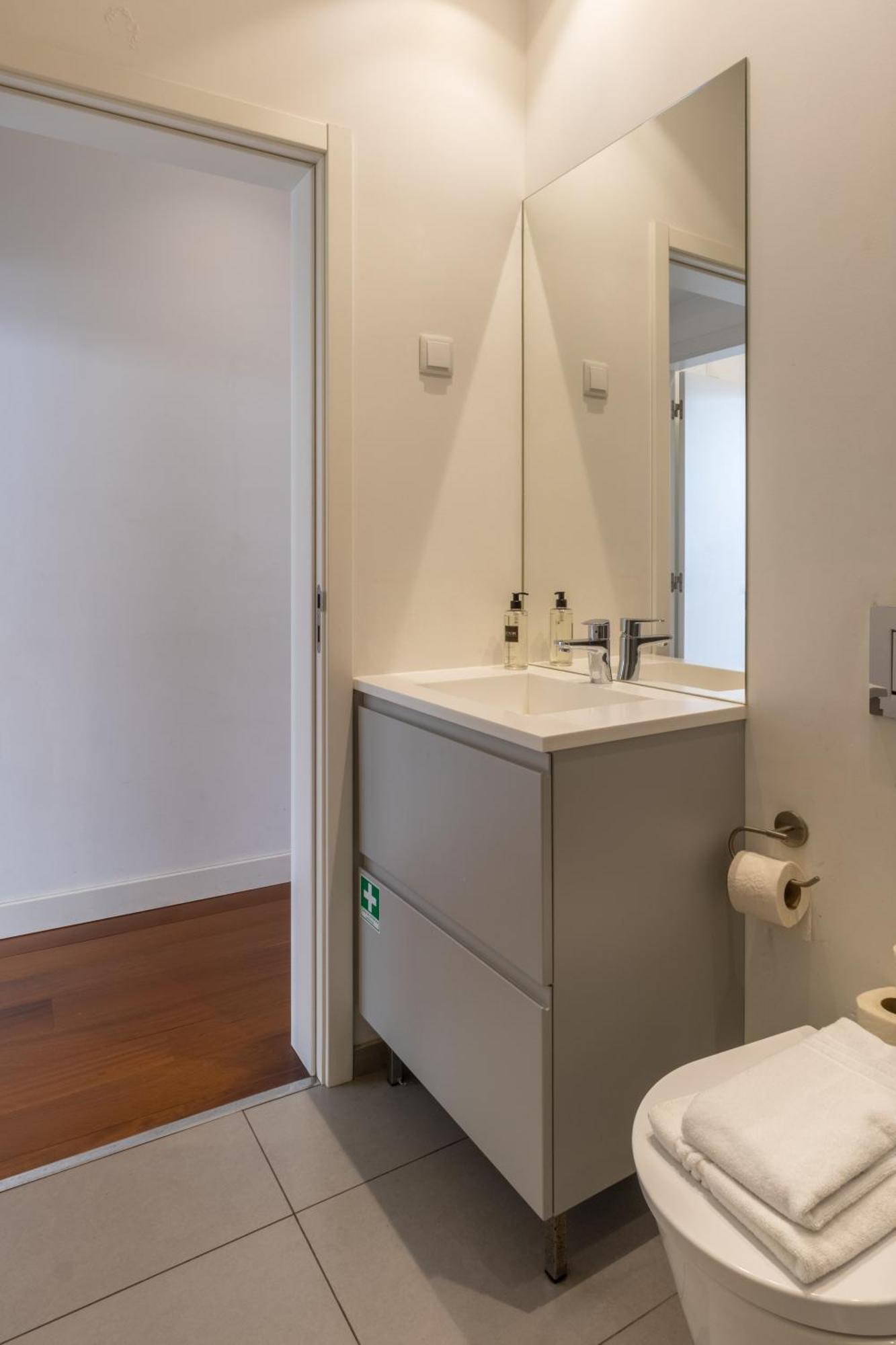Modern 3Br, Terrace, Ac/Heating & Self Check-In Apartment Lisbon Bagian luar foto
