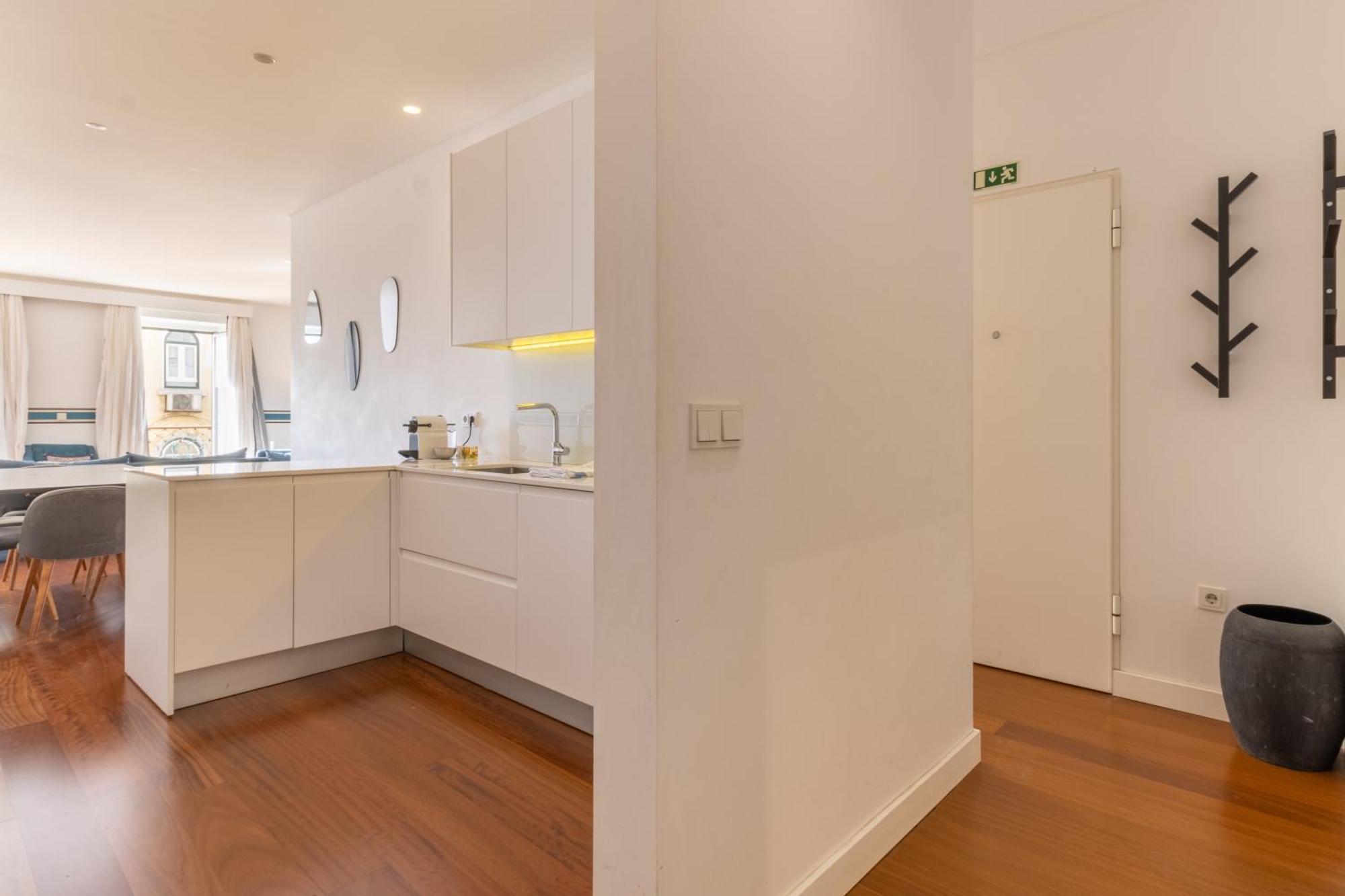 Modern 3Br, Terrace, Ac/Heating & Self Check-In Apartment Lisbon Bagian luar foto