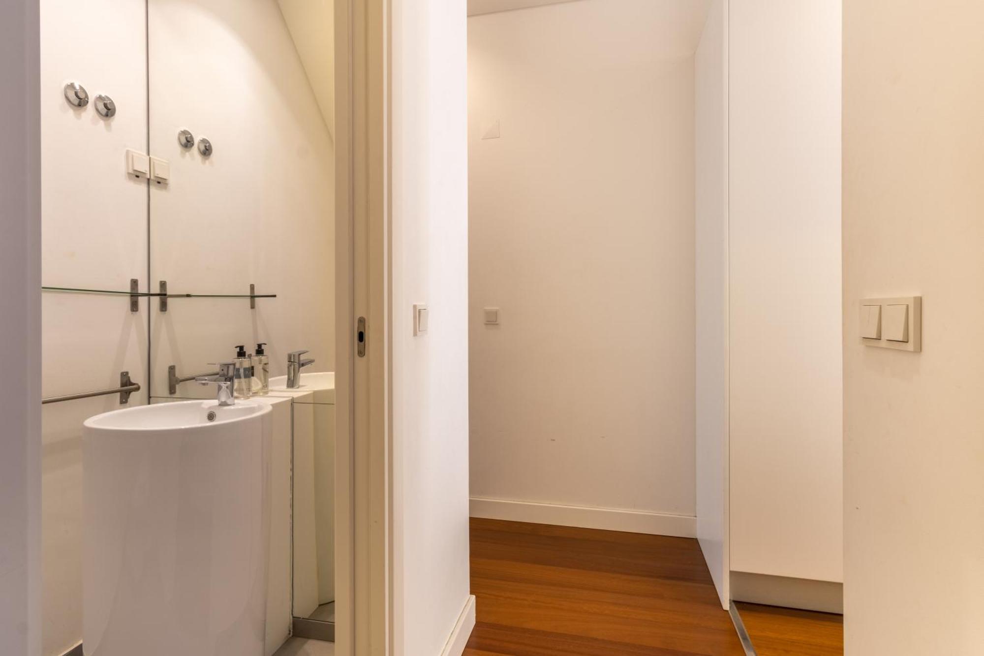 Modern 3Br, Terrace, Ac/Heating & Self Check-In Apartment Lisbon Bagian luar foto
