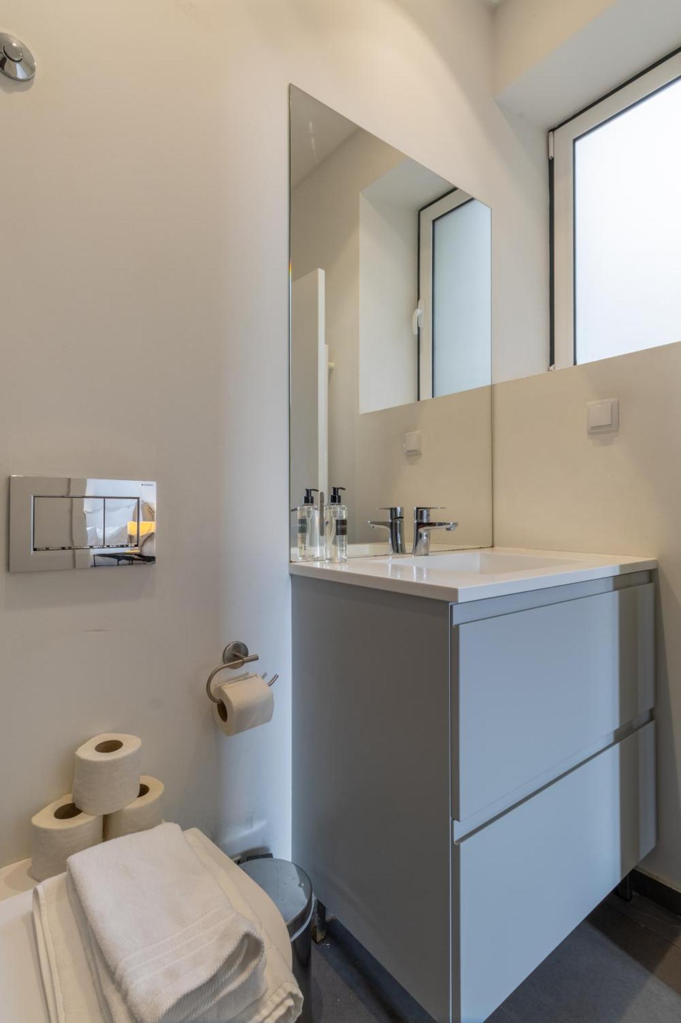 Modern 3Br, Terrace, Ac/Heating & Self Check-In Apartment Lisbon Bagian luar foto