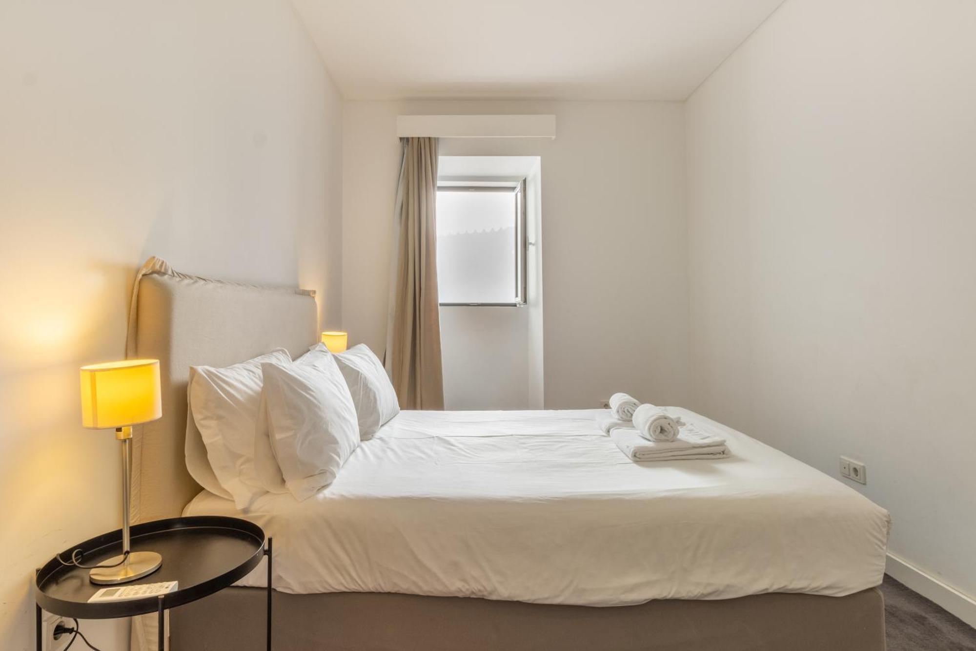 Modern 3Br, Terrace, Ac/Heating & Self Check-In Apartment Lisbon Bagian luar foto
